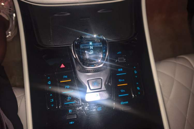 Used Denza D9 2025 DM-i Intelligent Drive 1020 Four-Wheel Drive Prestige Model Gear Lever