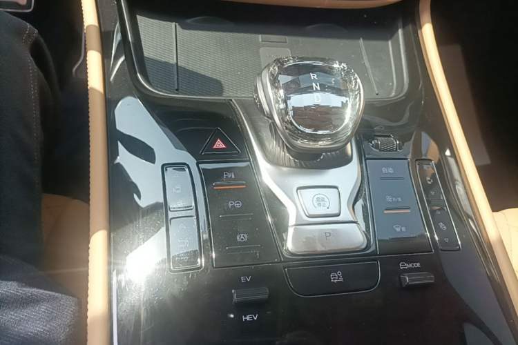 Used Denza D9 2025 DM-i Intelligent Drive 1020 Four-Wheel Drive Prestige Model Gear Lever