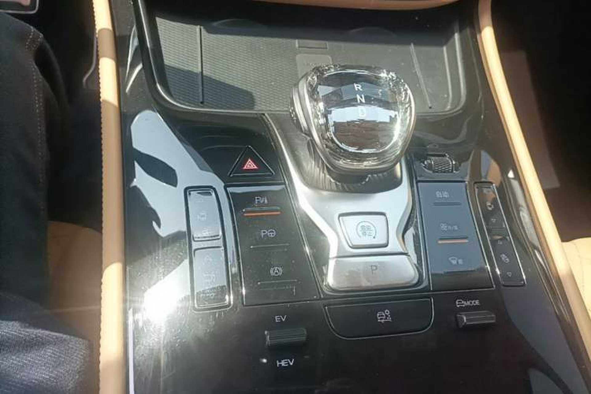 Used Denza D9 2025 DM-i Intelligent Drive 1020 Four-Wheel Drive Prestige Model Gear Lever