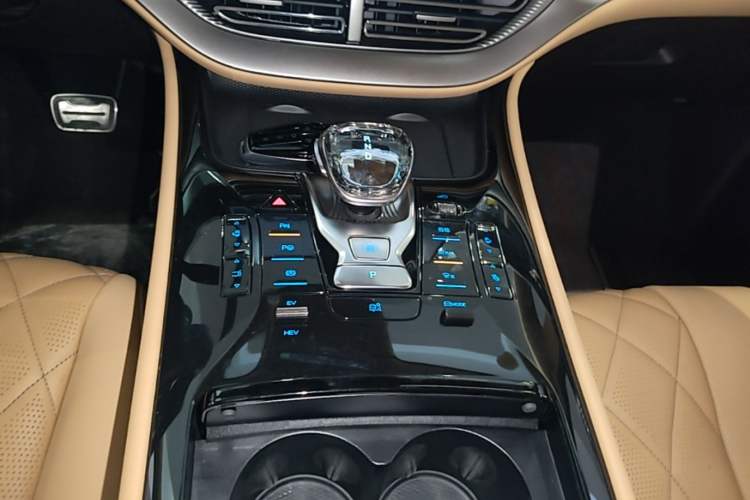 Used Denza D9 2025 DM-i Intelligent Drive 1020 Four-Wheel Drive Prestige Model Gear Lever