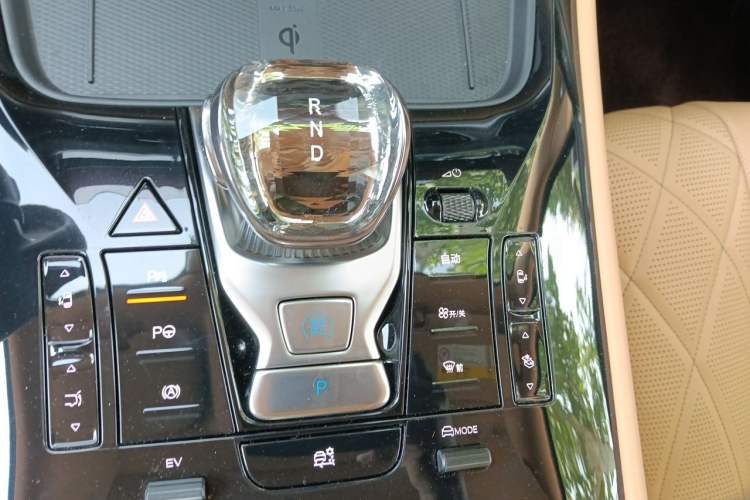 Used Denza D9 2025 Model DM-i Four-Wheel Drive Prestige Edition Gear Lever
