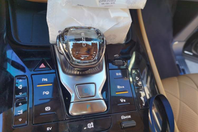 Used Denza D9 2025 DM-i Intelligent Drive 1020 Four-Wheel Drive Prestige Model Gear Lever