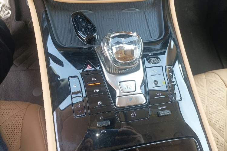 Used Denza D9 2025 DM-i Smart Drive 1020 Four-Wheel Drive Deluxe Model Gear Lever