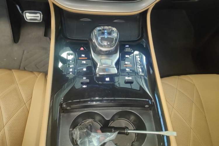 Used Denza D9 2025 DM-i Intelligent Drive 1020 Four-Wheel Drive Prestige Model Gear Lever