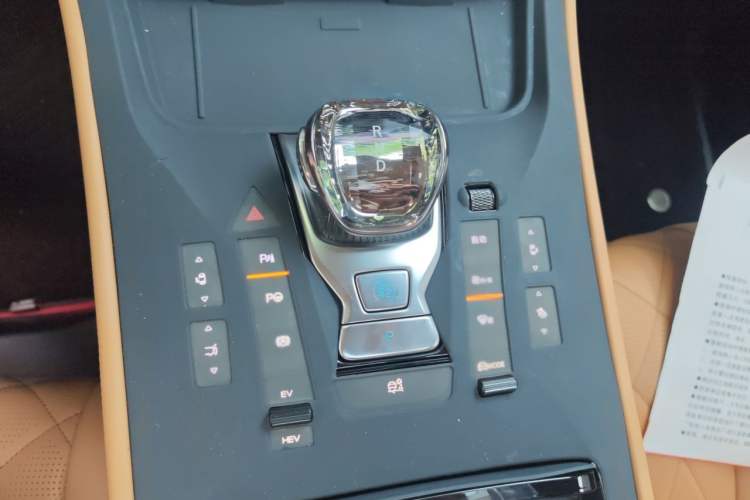 Used Denza D9 2025 DM-i Intelligent Drive 1020 Four-Wheel Drive Prestige Model Gear Lever