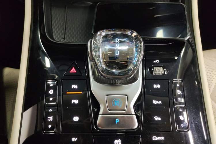 Used Denza D9 2025 DM-i Intelligent Drive 1020 Four-Wheel Drive Prestige Model Gear Lever
