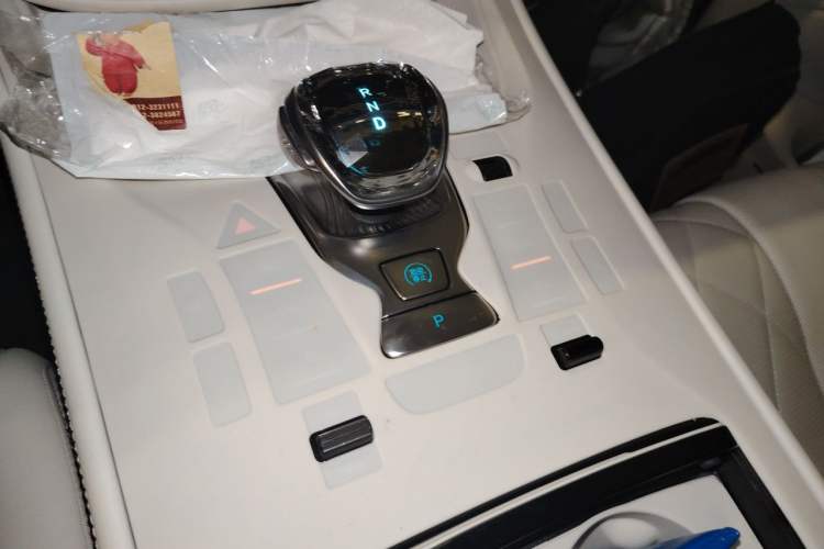 Used Denza D9 2025 DM-i Intelligent Drive 1020 Four-Wheel Drive Prestige Model Gear Lever