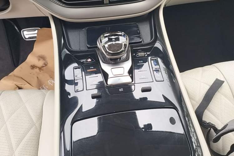 Used Denza D9 2025 DM-i Intelligent Drive 1020 Four-Wheel Drive Prestige Model Gear Lever