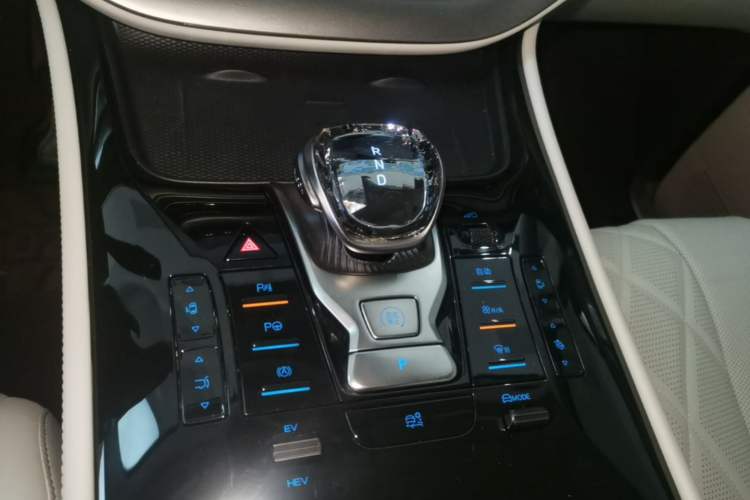 Used Denza D9 2025 DM-i Smart Drive 1020 Four-Wheel Drive Deluxe Model Gear Lever