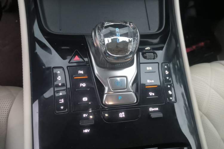 Used Denza D9 2025 DM-i Intelligent Drive 1020 Four-Wheel Drive Prestige Model Gear Lever