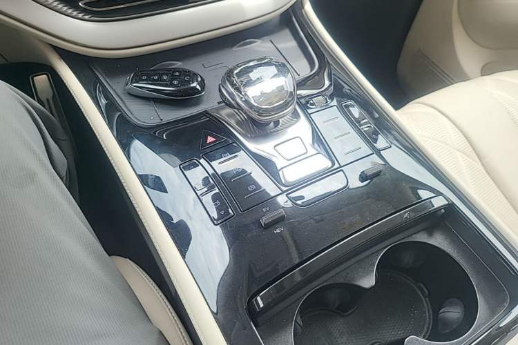 Used Denza D9 2025 Model DM-i Four-Wheel Drive Supreme Edition Gear Lever