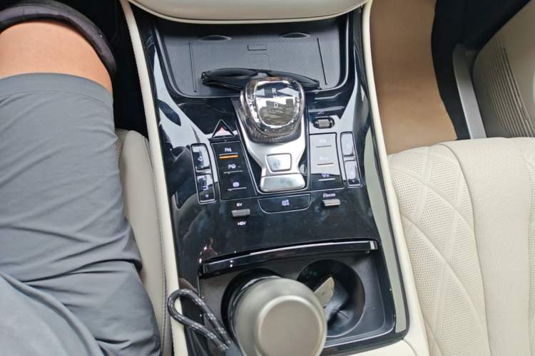 Used Denza D9 2025 DM-i Intelligent Drive 1020 Four-Wheel Drive Prestige Model Gear Lever