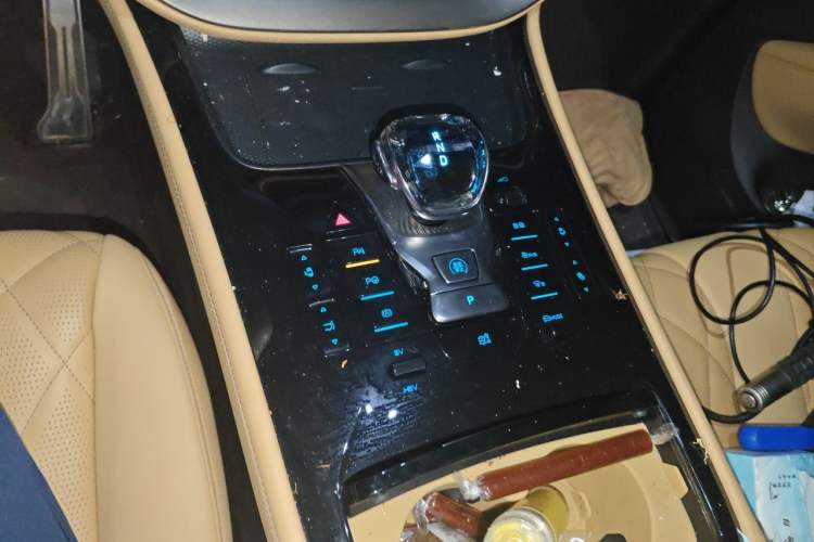 Used Denza D9 2025 DM-i Intelligent Drive 1020 Four-Wheel Drive Prestige Model Gear Lever