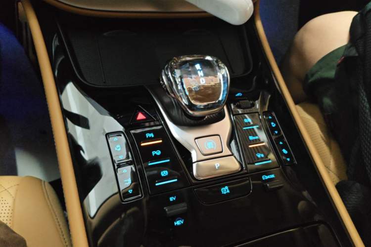 Used Denza D9 2025 DM-i Intelligent Drive 1020 Four-Wheel Drive Prestige Model Gear Lever