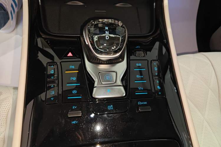 Used Denza D9 2025 DM-i Intelligent Drive 1020 Four-Wheel Drive Flagship Model Gear Lever