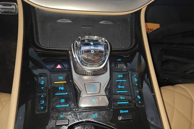 Used Denza D9 2025 DM-i Intelligent Drive 1020 Four-Wheel Drive Prestige Model Gear Lever