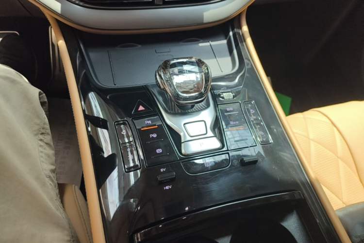 Used Denza D9 2025 DM-i Smart Drive 1020 Four-Wheel Drive Deluxe Model Gear Lever