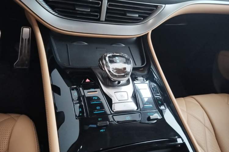 Used Denza D9 2025 DM-i Intelligent Drive 1020 Four-Wheel Drive Prestige Model Gear Lever