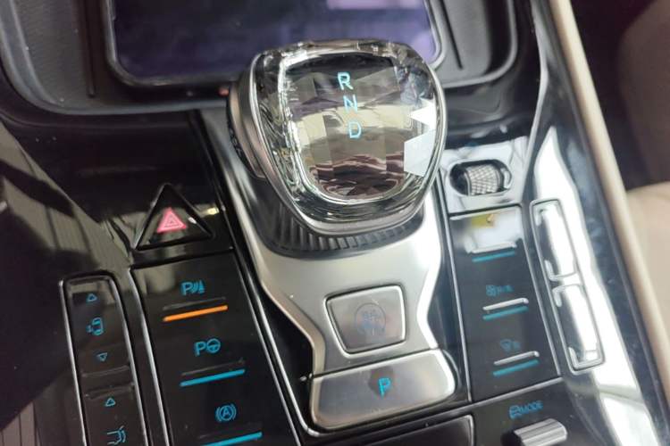 Used Denza D9 2025 DM-i Intelligent Drive 1020 Four-Wheel Drive Prestige Model Gear Lever