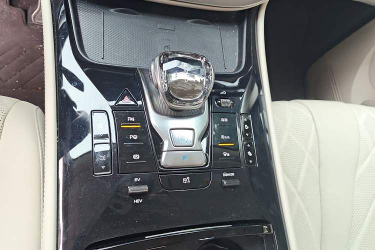 Used Denza D9 2025 DM-i Smart Drive 1020 Four-Wheel Drive Premium Model Gear Lever