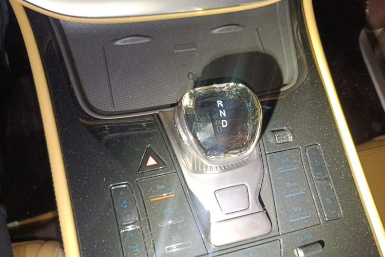 Used Denza D9 2025 DM-i Intelligent Drive 1020 Four-Wheel Drive Prestige Model Gear Lever
