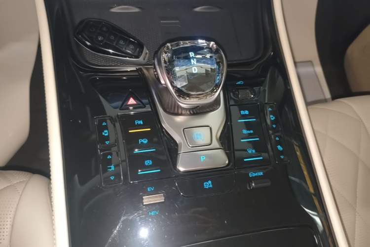 Used Denza D9 2025 DM-i Intelligent Drive 1020 Four-Wheel Drive Flagship Model Gear Lever