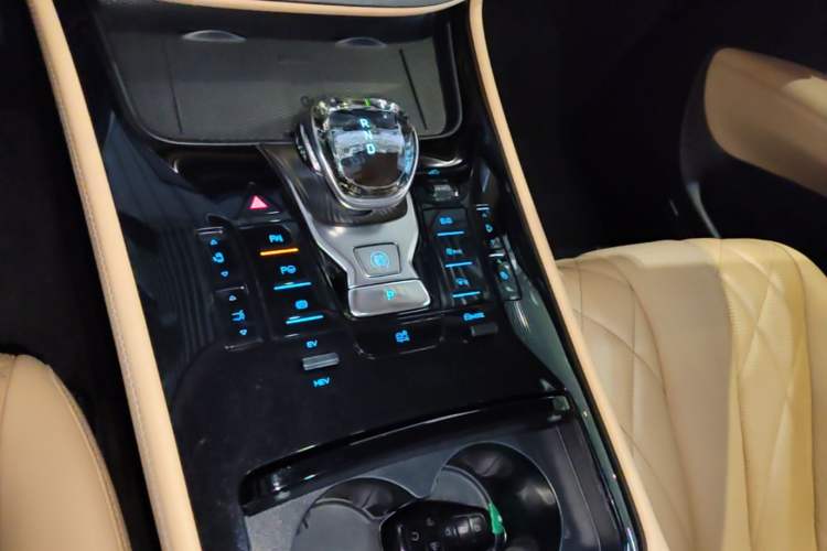 Used Denza D9 2025 DM-i Intelligent Drive 1020 Four-Wheel Drive Prestige Model Gear Lever