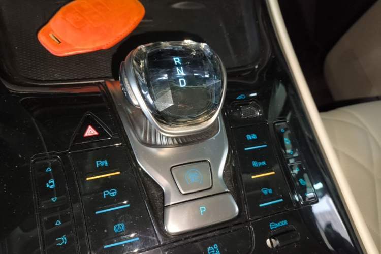 Used Denza D9 2025 DM-i Intelligent Drive 1020 Four-Wheel Drive Prestige Model Gear Lever