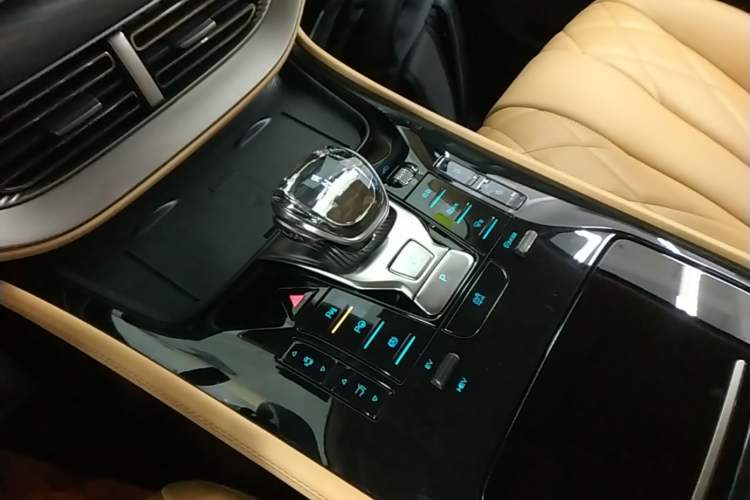 Used Denza D9 2025 DM-i Intelligent Drive 1020 Four-Wheel Drive Prestige Model Gear Lever