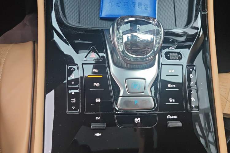 Used Denza D9 2025 DM-i Intelligent Drive 1020 Four-Wheel Drive Prestige Model Gear Lever
