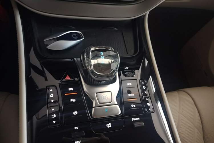 Used Denza D9 2025 DM-i Intelligent Drive 1020 Four-Wheel Drive Prestige Model Gear Lever
