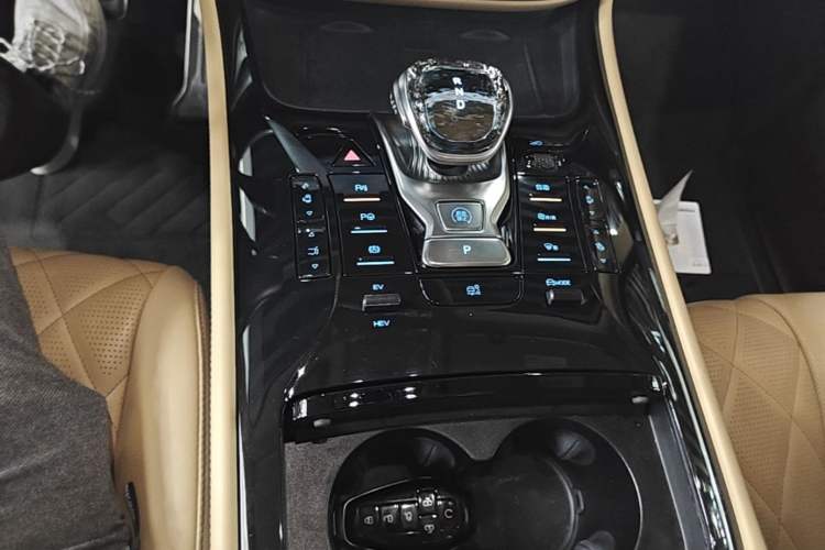 Used Denza D9 2025 DM-i Intelligent Drive 1020 Four-Wheel Drive Flagship Model Gear Lever