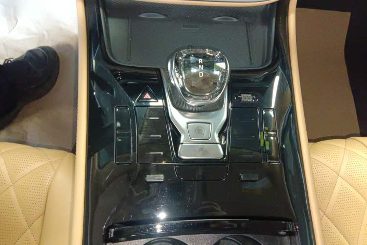Used Denza D9 2025 DM-i Smart Drive 1020 Four-Wheel Drive Deluxe Model Gear Lever