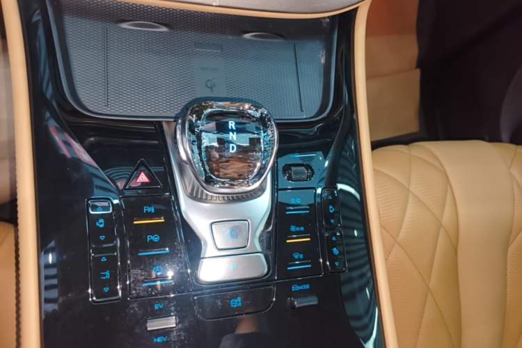 Used Denza D9 2025 DM-i Intelligent Drive 1020 Four-Wheel Drive Prestige Model Gear Lever