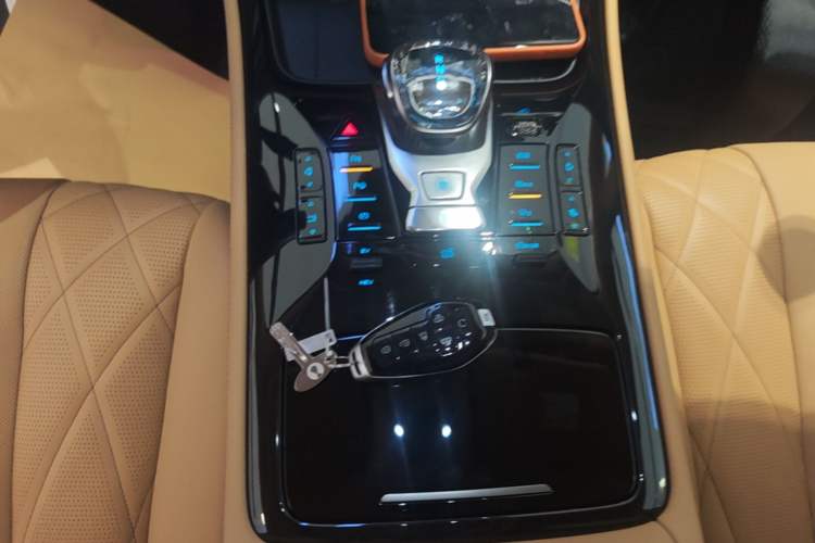 Used Denza D9 2025 DM-i Intelligent Drive 1020 Four-Wheel Drive Flagship Model Gear Lever
