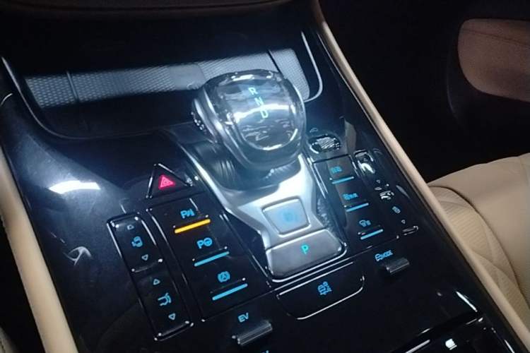 Used Denza D9 2025 DM-i Intelligent Drive 1020 Four-Wheel Drive Prestige Model Gear Lever