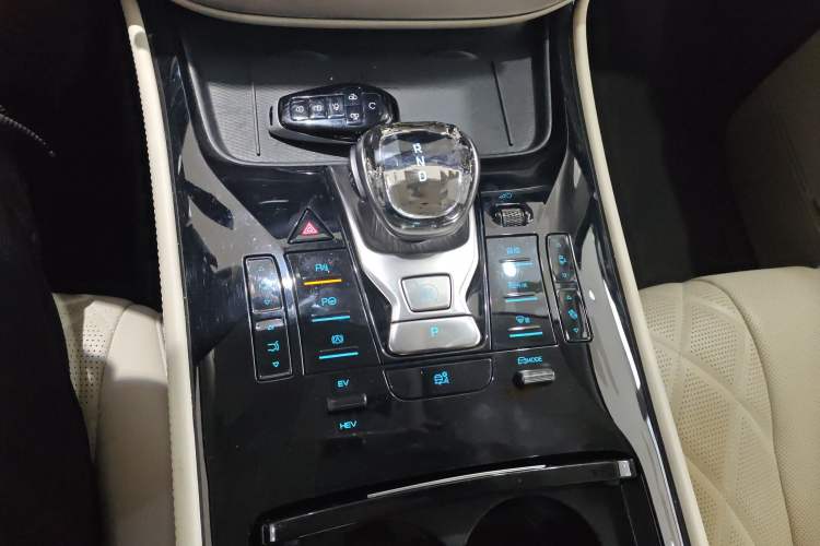 Used Denza D9 2025 DM-i Intelligent Drive 1020 Four-Wheel Drive Prestige Model Gear Lever