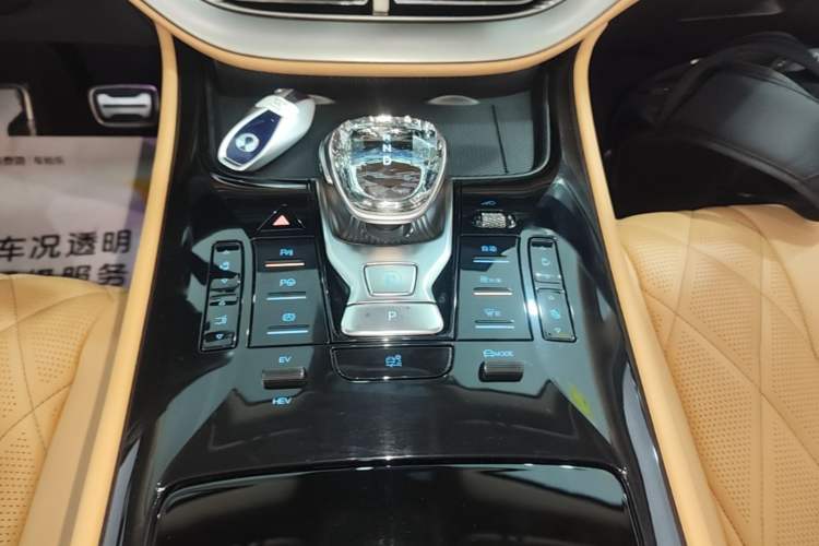 Used Denza D9 2025 DM-i Intelligent Drive 1020 Four-Wheel Drive Prestige Model Gear Lever