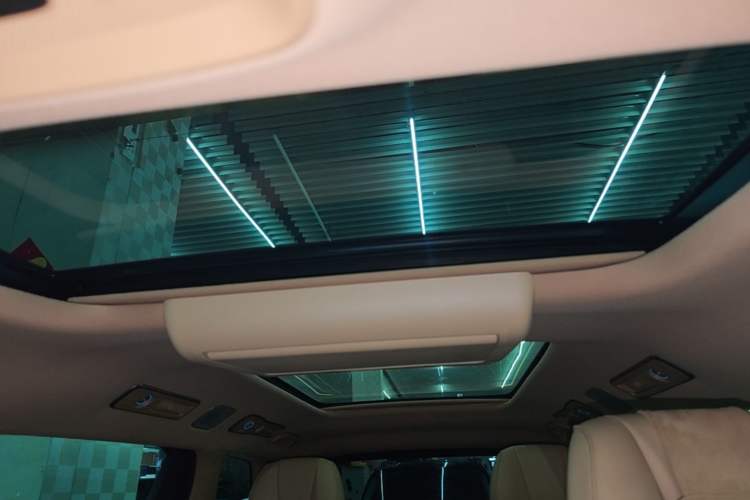 Used Denza D9 2025 DM-i Intelligent Drive 1020 Four-Wheel Drive Prestige Model Headliner