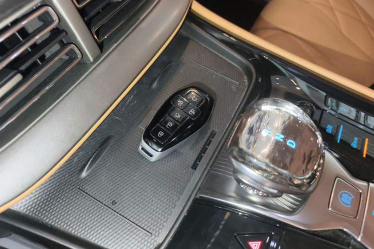Used Denza D9 2025 DM-i Intelligent Drive 1020 Four-Wheel Drive Flagship Model Interior 1