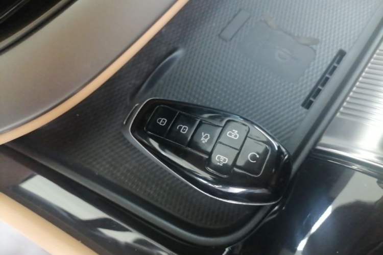 Used Denza D9 2025 DM-i Intelligent Drive 1020 Four-Wheel Drive Flagship Model Interior 1