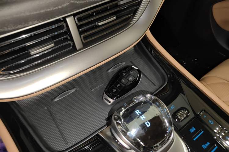 Used Denza D9 2025 DM-i Intelligent Drive 1020 Four-Wheel Drive Flagship Model Interior 1