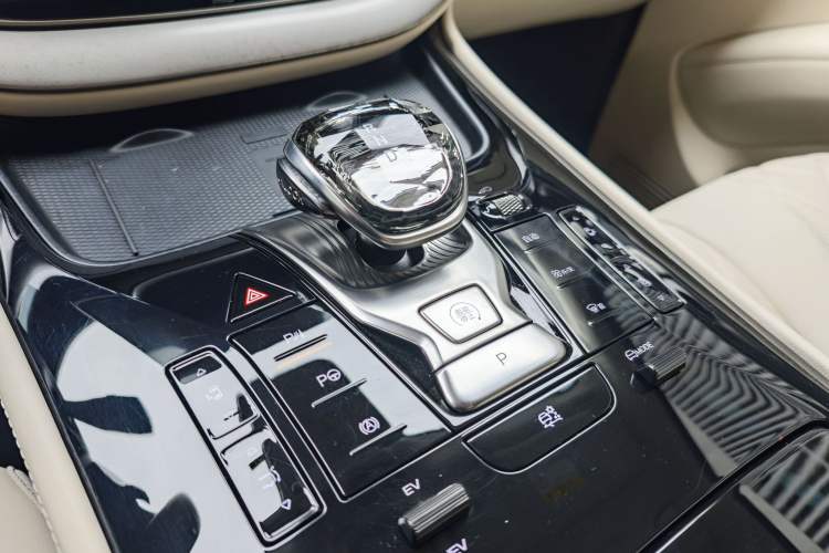 Used Denza D9 2025 DM-i Intelligent Drive 1020 Four-Wheel Drive Flagship Model Interior 10