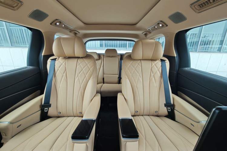 Used Denza D9 2025 DM-i Intelligent Drive 1020 Four-Wheel Drive Flagship Model Interior 11
