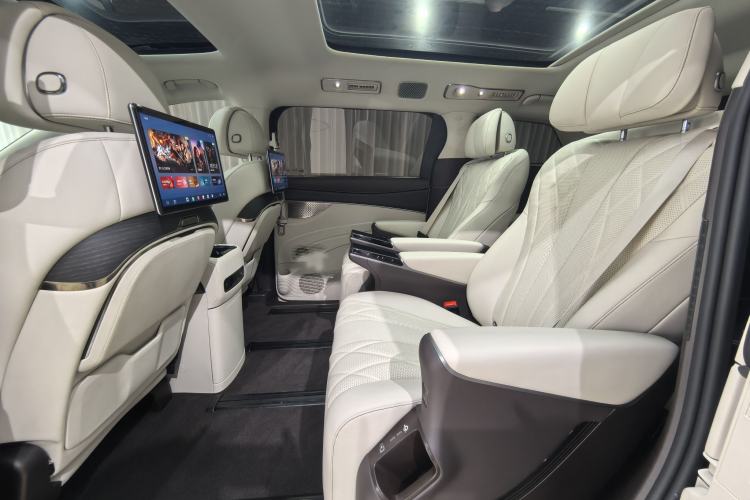 Used Denza D9 2025 EV Intelligent Driving Edition 600 Four-Wheel Drive Flagship Model Interior 2