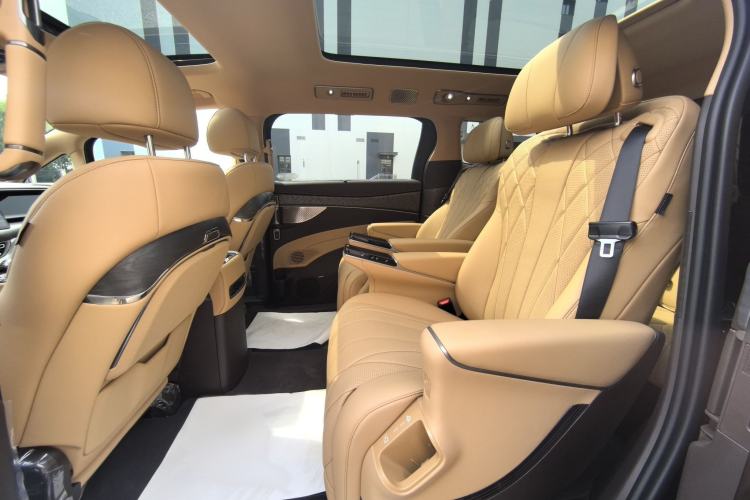 Used Denza D9 2025 DM-i Smart Drive 1020 Four-Wheel Drive Deluxe Model Interior 2