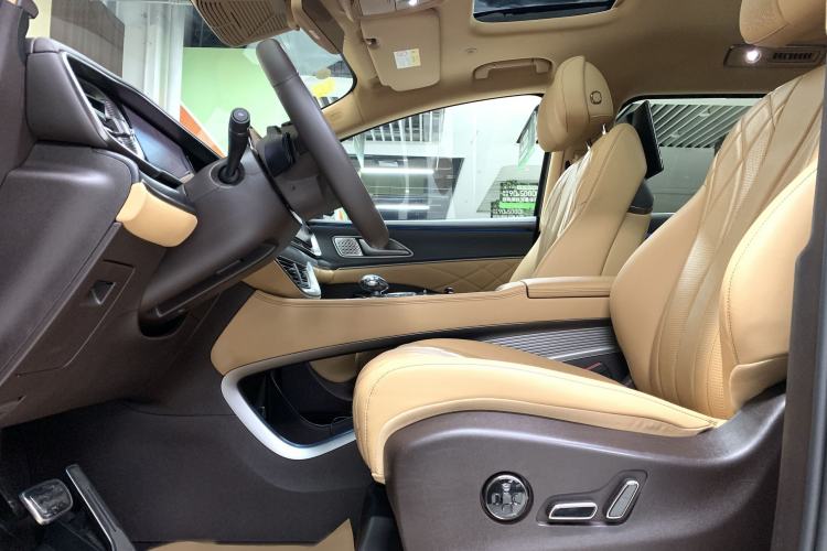 Used Denza D9 2025 DM-i Intelligent Drive 1020 Four-Wheel Drive Flagship Model Interior 2