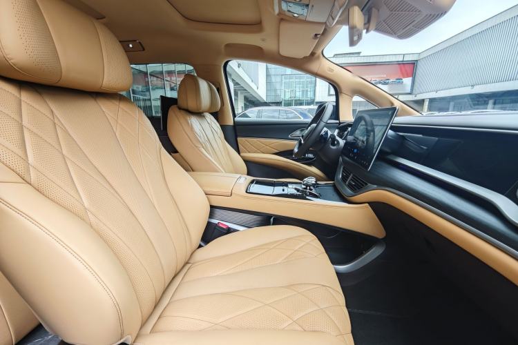 Used Denza D9 2025 DM-i Intelligent Drive 1020 Four-Wheel Drive Flagship Model Interior 3
