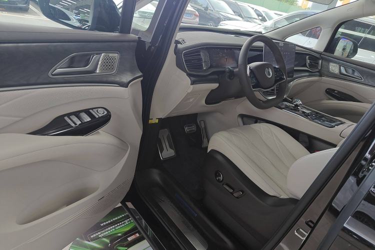 Used Denza D9 2025 DM-i Smart Drive 1020 Four-Wheel Drive Deluxe Model Interior 3
