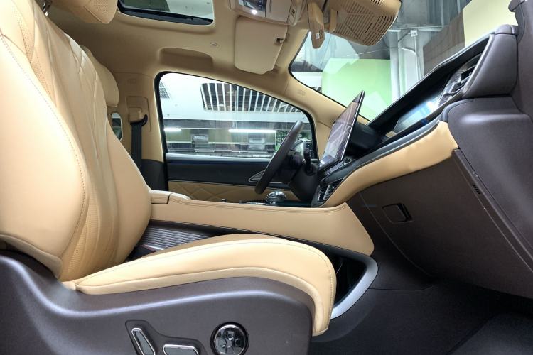 Used Denza D9 2025 DM-i Intelligent Drive 1020 Four-Wheel Drive Flagship Model Interior 4